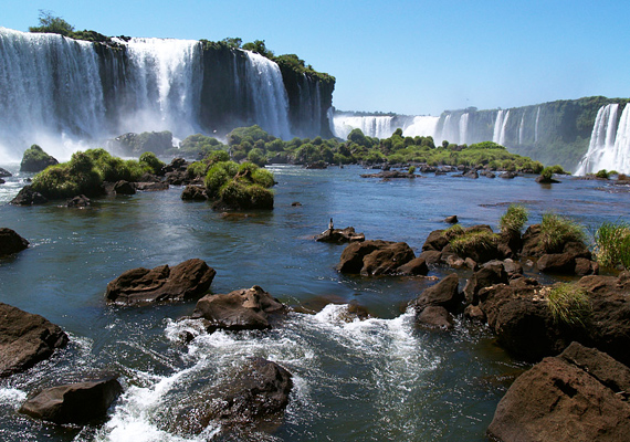	Az argentin Iguazú-vízesés ugyan csak 82 méter magas, 270 különálló, kisebb zuhatagból áll össze.