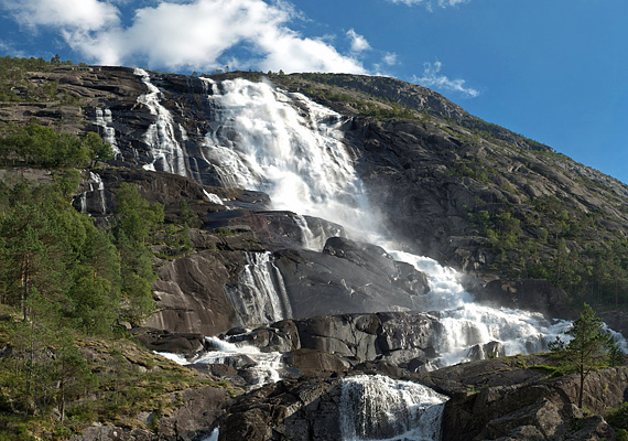 	A Langfossen-zuhatag Norvégiában fekszik, 600 méteres magasságával a világ egyik legnagyobb vízesésének számít.