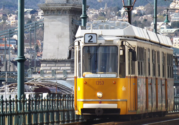 	A National Geographic Életre szóló utazások című könyvébe a budapesti 2-es villamos útvonala került be mint a világ tíz legszebbjének egyike.