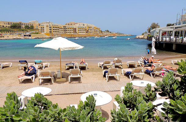 Minden kényelemmel ellátott városi strand Vallettában