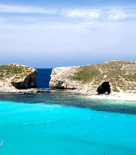 
                        	Öblök, strandok mindenütt
                        	Máltán lépten-nyomon megállhatsz fürödni, a városi strandok mellett a szigetek teljes peremén szebbnél szebb öblök és lagúnák kínálják magukat. A képen éppen a máltaiak egyik kedvence, a Kék Lagúna.
                        	Mivel Málta egy hatalmas mészkő tetejére épült, így homok sincs a szigeten, Jordániából szállítják a turistáktól látogatott öblökbe és partszakaszokra.