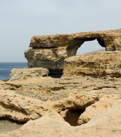 	Azúr Ablak	Gozo nyugati partján valóban lenyűgöző látványt nyújt az Azúr Ablak. Ez a gigantikus képződmény nevét az ablakkeretet formázó alakjáról kapta, a 100 méteres sziklalap két 40 méteres sziklaoszlopon nyugszik. A víz áttetsző, kristálytiszta, éppen ezért a kezdő és gyakorló búvárok közkedvelt helye. A parton kis kávézók várják azokat a turistákat, akik csupán a látványban gyönyörködnének.	 
