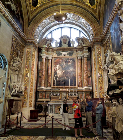 	A Máltai Lovagrend katedrálisa	Vallettában áll a Szent János Társkatedrális, a Máltai Lovagrend pompázatos temploma. Az 1573-77 között épített templom egyszerű, katonás külseje egy pazarul díszített, a legapróbb részletekig kimunkált belsőt rejt. A katedrális padlózata díszes, színes márványból kirakott sírlapok együttese, amely több mint 400 egykori máltai lovag nyughelye, egészen a 16. századtól. A katedrális ad otthont Málta egyik világhírű kincsének, Caravaggio Keresztelő Szent János lefejezése című festményének is.	 