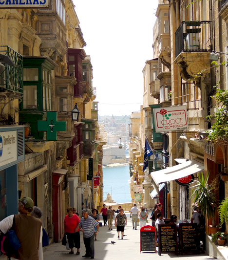 	Vallettai utcakép	Málta három lakott szigetből áll, az egyik szintén Málta névre hallgat, a másik kettő a kisebb Gozo és a legkisebb Comino. Valletta Málta - és egyben az EU legkisebb - fővárosa, bár hangulatában inkább egy nagyra nőtt Szentendréhez hasonlít, de lakosainak száma is alig haladja meg a 6 300 főt. Valódi időutazás Valletta utcácskáin elidőzni.	 