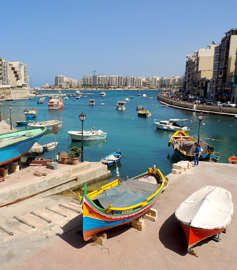 	Öblök és teraszok a város szívében	Vallettában a tengerrel körbeölelt városszéleket kisebb nagyobb kikötők és öblök szabdalják. Itt nappal és éjszaka is hömpölyögnek a turisták, hatfogásos helyi specialitásokkal, friss hűsítőkkel várják a kikötők mellé épült éttermek a vendégeket. Az éjszakai élet pedig lényegében mindenhol zajlik, diszkókban, utcán, lépcsősorokon, bárokban, a tengerparthoz közeli részeket elözönlik a fiatalok.