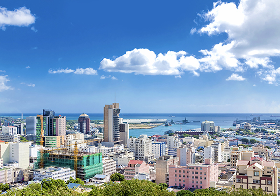 	Mauritius 1968 óta független szigetállam, mely 1992 óta köztársaság formájában működik. Hivatalos nyelve az angol és a francia. A képen a zsúfolt főváros, Port Louis látható. Mauritius lakossága meghaladja az 1,2 millió főt.