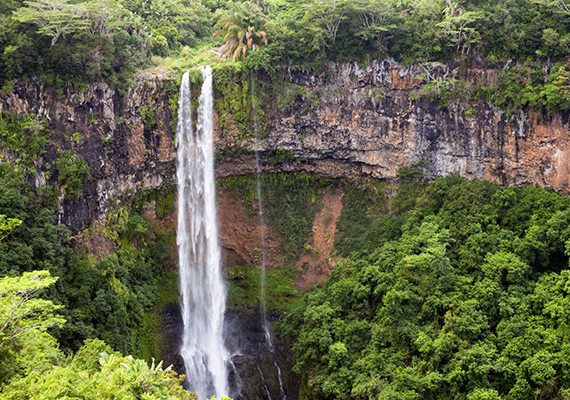 	Természeti csodákban is bővelkedik a szigetállam: a képen a híres Chamarel-vízesés látható.