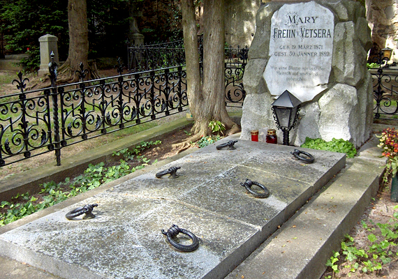 
                        	Vele ellentétben Mária holttestét a közeli heiligenkreuzi apátságban helyezték örök nyugalomra, az öngyilkosok kriptájában. Temetésén még édesanyja sem vehetett részt. Később a lány sírját áthelyezték a heiligenkreuzi községi temetőbe.