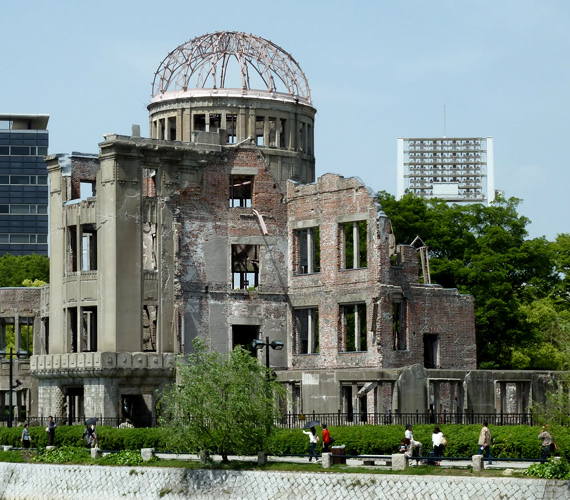 
                        	A hirosimai atomrobbanás helyszínén ma emlékpark található, mely a béke megteremtésének fontosságára próbálja felhívni a figyelmet.