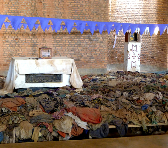 
                        	A ruandai Murambi iskolában 27 ezer embert gyilkoltak meg 1994-ben. A múzeumban ma is több száz holttest látható.
