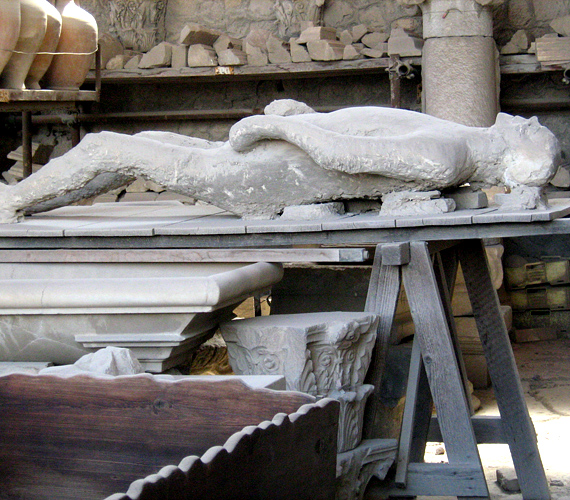 	A Vezúv kitörése által hamu alá temetett Pompei a katasztrófaturizmus egyik első és klasszikus úti célja.