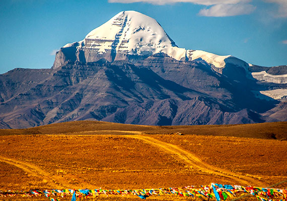 
                        	A Himalájában magasodó Kailash-hegyet a világ tengelyének és égbe vezető lépcsőnek is nevezik, nem véletlenül, hiszen a hinduizmus, a dzsainizmus, a buddhizmus és a bőn követői is szent hegyként tisztelik. A hinduk szerint itt található Siva isten trónusa is.
