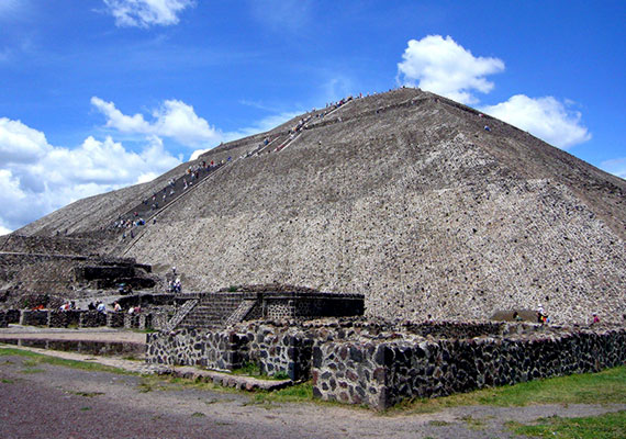 	A mexikói Teotihuacán Nap-piramisa alatt megtalált üregek, barlangok a kutatók szerint egykor különös rituálék színhelyei lehettek, az itt élők úgy vélhették ugyanis, átjáró található itt a szellemvilágba. Egyes feltételezések szerint magát a piramist is ezért építhették ide.
