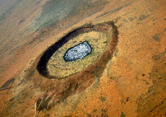 
                        	Az ausztráliai Wolfe Creek-kráter 300 ezer évvel ezelőtt alakult ki. Ma 120 méter mély, illetve 875 méter széles.