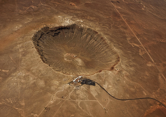 
                        	A Barringer-kráter a világ legismertebb és legjobb állapotban fennmaradt becsapódási krátere. 1200 méter széles, 170 méter mély, és az Amerikai Egyesült Államokban található.