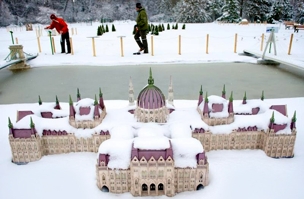 A Parlament makettje a márciusi hóban