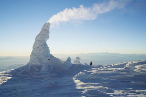 	Az Antarktisz egy hegyén valóban megfér egymás mellett a tűz és a jég. Mélyen a hólepte Erebus-hegy alatt ugyanis izzó láva fortyog, furcsa alakú tornyaiból pedig forró füst távozik. A fumarolának is nevezett kémények akár több tíz méterre is nőhetnek a feltörő gáz helyén.
