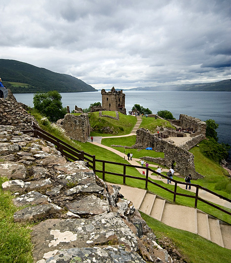  	Loch Ness,Egyesült Királyság  	Az Inverness közelében található skóciai Loch Ness minden bizonnyal a világ egyik legközkedveltebb misztikus úti céljának számít. Az állítólag itt élő szörny, Nessie legendája egészen 565 óta mozgatja meg az emberek fantáziáját, és, bár szkeptikus is akad bőven, a mai napig készülnek feljegyzések a szörny észleléséről. 	 	Kapcsolódó cikk: 	Képeken 6 rejtélyes, víz alatti építmény »