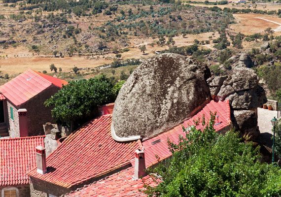 
                        	Bár első látásra kifejezetten félelmetesnek tűnik, de az óriási sziklák itt-ott még a házak tetejébe is beékelődnek.