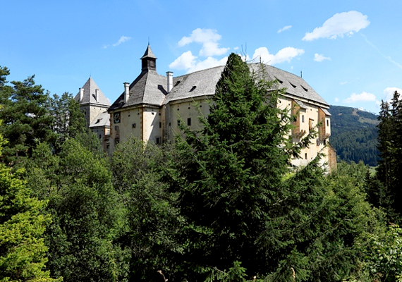 
                        	A reneszánsz, barokk és rokokó stílusban épült vár úgy tornyosul Utenberg városa fölé, mint egy védőbástya.