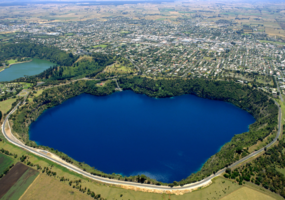 	A Blue Lake mellett egy másik tó, a Walley Lake fekszik.