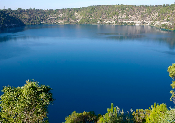 	A vulkánmélyedésben kialakult Blue Lake, vagyis Kék tó az egyik leglátogatottabb helyszín az utazók körében.