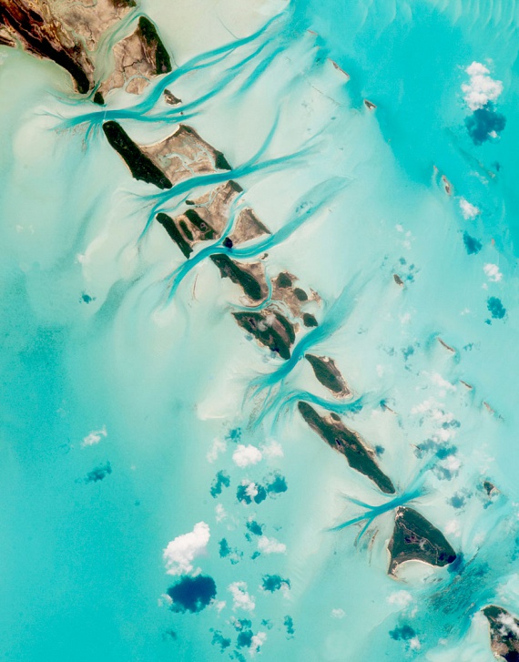 	A temérdek korallszigetből és korallszirtből álló Bahamák csoportjáról is lenyűgöző felvételek készültek. Az Egyesült Államoktól nem messze található, édeni szigetcsoport nem véletlenül került a listára: különleges rajzolatai minden bizonnyal a te tetszésedet is elnyerik.