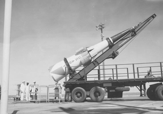 	Érdekes fotó 1967-ből, melyen éppen tesztútra indítanak egy rakétát.
