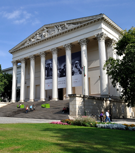 	Magyar Nemzeti Múzeum	A Nemzeti Múzeum amellett, hogy a magyar múlt leggazdagabb gyűjteményeinek ad otthont - még Széchenyi István felajánlása nyomán jött létre -, fontos helyszíne volt történelmünk eseményeinek is, szimbólumává vált például az 1848-as forradalomnak is.