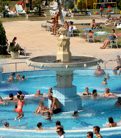  	Palatinus Strand  	Budapest legnagyobb szabadtéri fürdője a város egyik legnépszerűbb zöldövezetében, a Margit-szigeten várja a strandolni vágyókat - már 1919 óta. A fürdőben 11 medencében lehet megmártózni, az úszni vágyóktól kezdve a pancsoló gyerekekig mindenki megtalálja itt a számítását.  	Kapcsolódó cikk: 	A legbulisabb budapesti strandok »