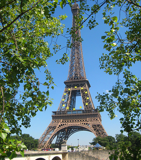 Eiffel-torony, Párizs, FranciaországA 322 méter magas, 8600 tonna tömegű, 12 ezer acéldarabból összeállított tornyot eredetileg az 1889-es világkiállításra álmodta meg Gustav Eiffel. Sokáig a világ legmagasabb építményének számított, és - bár átmeneti jelleggel hozták létre, emellett számtalan tüntetést tartottak lebontása érdekében - a mai napig Párizs és egyben Franciaország jelképének számít, amit 6,7 millió turista keres fel minden évben.