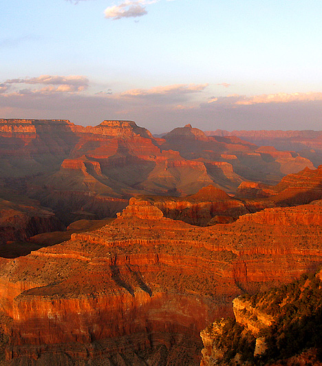  	Grand Canyon, Arizona, USA  	A Grand Canyon, vagyis a Nagy Szurdok az Egyesült Államokban található völgyszurdok, melyet a Colorado folyó mintegy hatmillió év alatt hozott létre. A Grand Canyon hosszúsága 446 kilométer, mélysége pedig néhol a másfél kilométert is meghaladja. Az egyedülálló természeti képződményt évente 4,4 millió turista csodálja meg.  	Kapcsolódó címke: 	Grand Canyon »