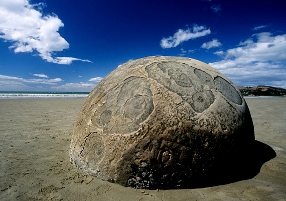	A Moeraki-sziklák az otagói tengerparton találhatók, az új-zélandi Moeraki és Hampden között.