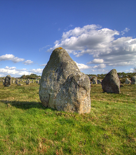 CarnacBretagne Franciaország leggazdagabb területe, ami a megalitikus kultúrákból ránk hagyott álló, hosszú köveket, a menhireket illeti. A térségben mindenütt előfordulnak, ám a legnagyobb számban Carnacban találhatóak meg, ahol több mint háromezer menhirt lehet megcsodálni.