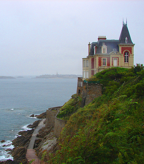 DinardA népszerű üdülőváros Saint Malo öblével szemben, Bretagne Smaragd-partján helyezkedik el. A hatalmas sziklaszirtek alatt futó, végtelen tengerparti sétányt a jachtok, a pálmafák és a sziklákon magasodó luxusvillák látványa teszi még különlegesebbé.