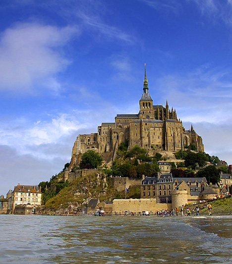 Mont Saint MichelA világ egyik csodájaként emlegetett és a Világörökség részeként számon tartott, sziklára épült, időnként tenger által körülvett apátság Normandia és Bretagne határát képezi. Dagály és apály idején, nappal, napnyugtakor és éjszaka egyaránt felejthetetlen élmény.Kapcsolódó cikk:4 hely, amit életedben egyszer látnod kell! »