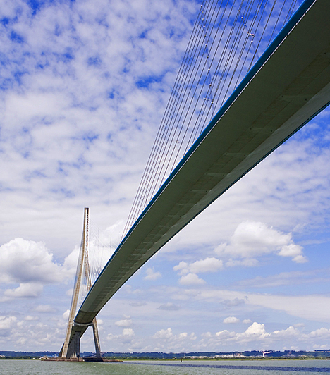 Normandia-hídAz 1995-ben átadott, Szajnán átívelő híd Normandia kapujának, egyúttal a vidék modernkori jelképének számít. A hatalmas, már-már félelmetes méretű híd Európa legnagyobb támaszközű ferdekábeles hídja.
