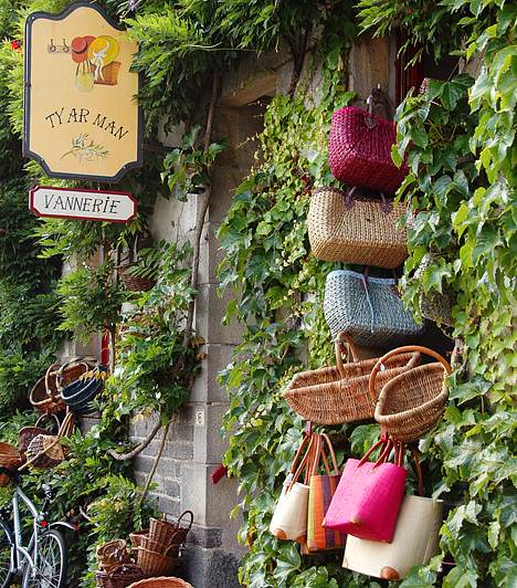 Rochefort en TerreA Bretagne-ban található Rochefort en Terre-t joggal tartják Franciaország legidillibb és legbájosabb településének. A temérdek virág és a középkori házak között rejtett utcácskák, korabeli üzletek - többek között egy csokoládéműhely - és kastély is található. Mindezt a különleges, hegyes-völgyes elhelyezkedés teszi tökéletessé.