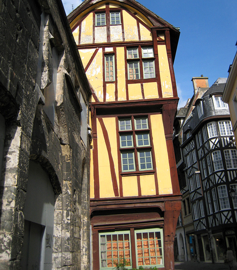 RouenA Szajna-parti település Felső-Normandia székhelye, egyben múzeumváros, mely olyan nevezetességeknek ad otthont, mint a Monet által számtalanszor lefestett Notre Dame, illetve a kesze-kusza, fagerendás házakból álló középkori utcák sora. Mindemellett, egykor Jeanne d’Arc máglyája is Rouen főterén égett.