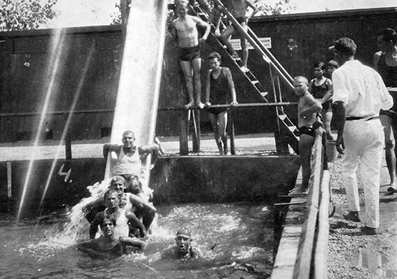 	Felnőttek a vízicsúszda bűvöletében, 1925-ben.