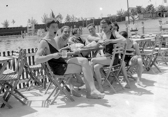 	Hűsítő italozás a teraszon, szintén 1934-ben.