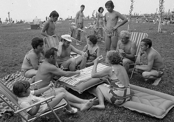 	A nyaralások elengedhetetlen elemeinek és a gumimatrac multifunkcionalitásának tökéletes példája 1976-ból.