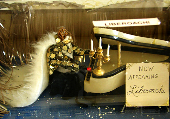 	A texasi Planóban található Cockroach Hall of Fame Museum igencsak ízléstelen, elpusztult csótányokat állít ugyanis ki hírességeknek öltöztetve. Látható többek között Liberoachi és Marilyn Monroach is.