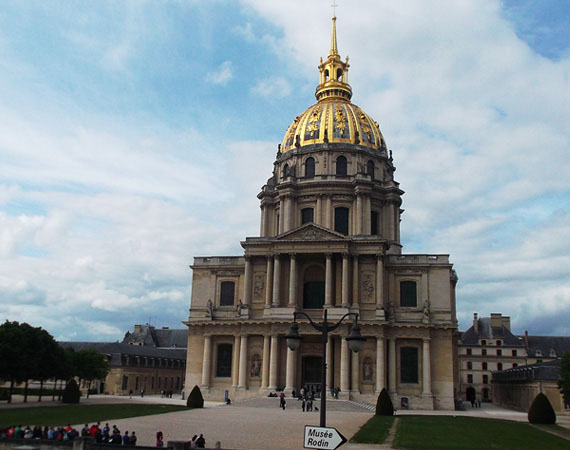 
                        	Invalidusok temploma - Párizs egyik legnagyobb katedrálisa eredetileg a vele szomszédos Invalidusok Szállásához tartozott, amely a hadirokkantakat szolgálta a Napkirály, XIV. Lajos idejében. Az uralkodó halála után a hely mauzóleumként is funkcionált, egyebek közt itt helyezték végső nyugalomra I. Napóleont.