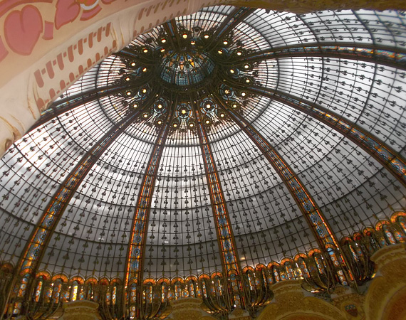 
                        	Lafayette kupolája - Az üvegkupolával ellátott belső áruházrész lélegzetelállító látvány, a lámpák fényében gyönyörűen csillognak a festett üvegek. Ha az ember nem is vásárol semmit, akkor is megéri betérni.