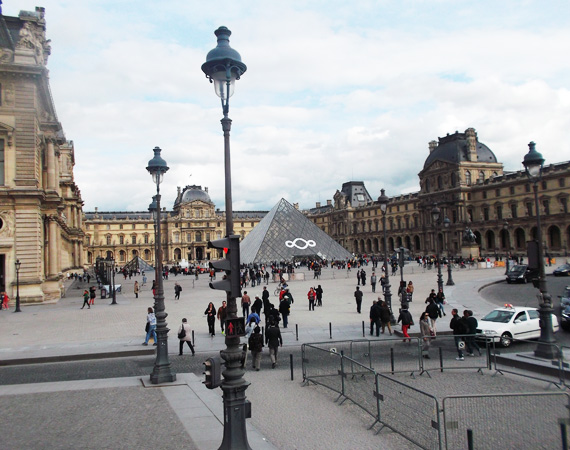 
                        	Louvre - II. Fülöp Ágost még kastélynak építtette 1204-ben, múzeumként 1793 óta funkcionál. Az üvegpiramis Francois Mitterand egykori francia miniszterelnök felkérésére készült, 1989-ben adták át.