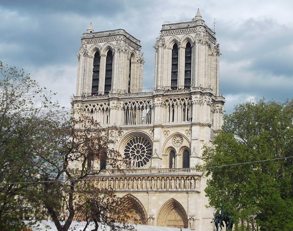 
                        	Notre Dame - A gótikus székesegyház alapkövét 1163-ban fektették le, és 157 évig építették. A ma látható templom a francia forradalomban jórészt elpusztult eredeti Notre Dame újjáépített változata, a benne található 7800 sípos orgonát a világ egyik legjobb hangszereként tartják számon.