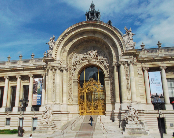 
                        	Petit Palais - Az 1900-as Világkiállításra épült Charles Girault tervei alapján, ma főként időszaki kultúrtörténeti és képzőművészeti kiállításoknak ad helyet. A közelében található a Grand Palais, mely nagy művészeti állandó kiállítások színtere.
