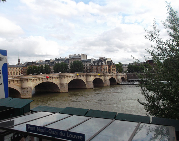 
                        	Pont Neuf - Nevével ellentétben, mely Új hidat jelent, ez Párizs legrégebben épült, ma is használatban lévő hídja. 1607-ben, IV. Henrik uralkodása idején adták át. A masszív kőhíd 12 lyukú, legszélesebb nyílása közel 20 méteres.