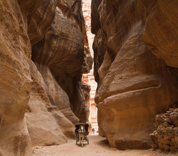 	Petra városa nehezen megközelíthető, sziklafalak zárják körül. A városba vezető Szik-szurdok egyes pontjain csupán két méter széles, miközben a falai nyolcvan-kilencven méter magasak is lehetnek.